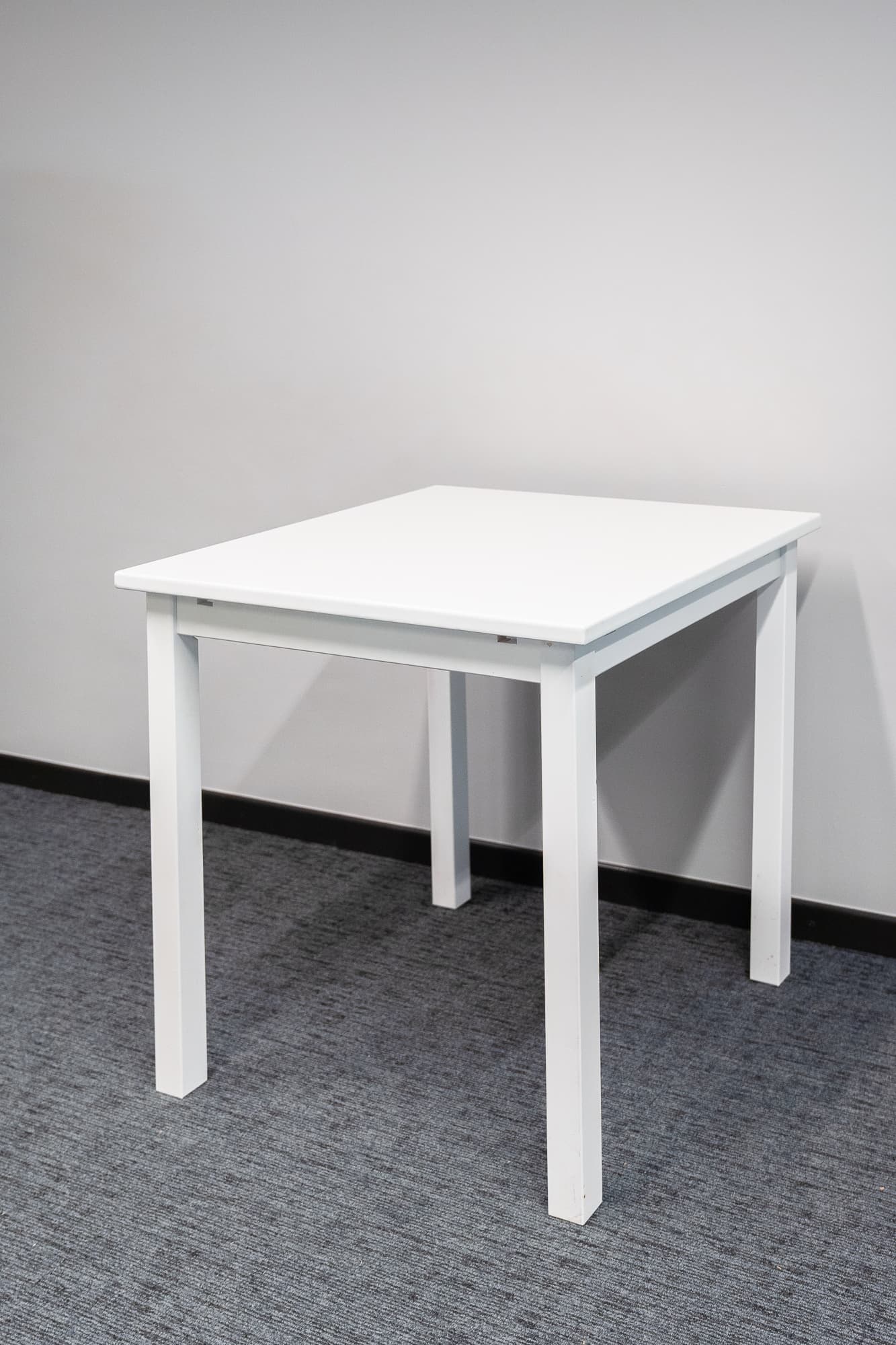 Vierkante witte houten tafel