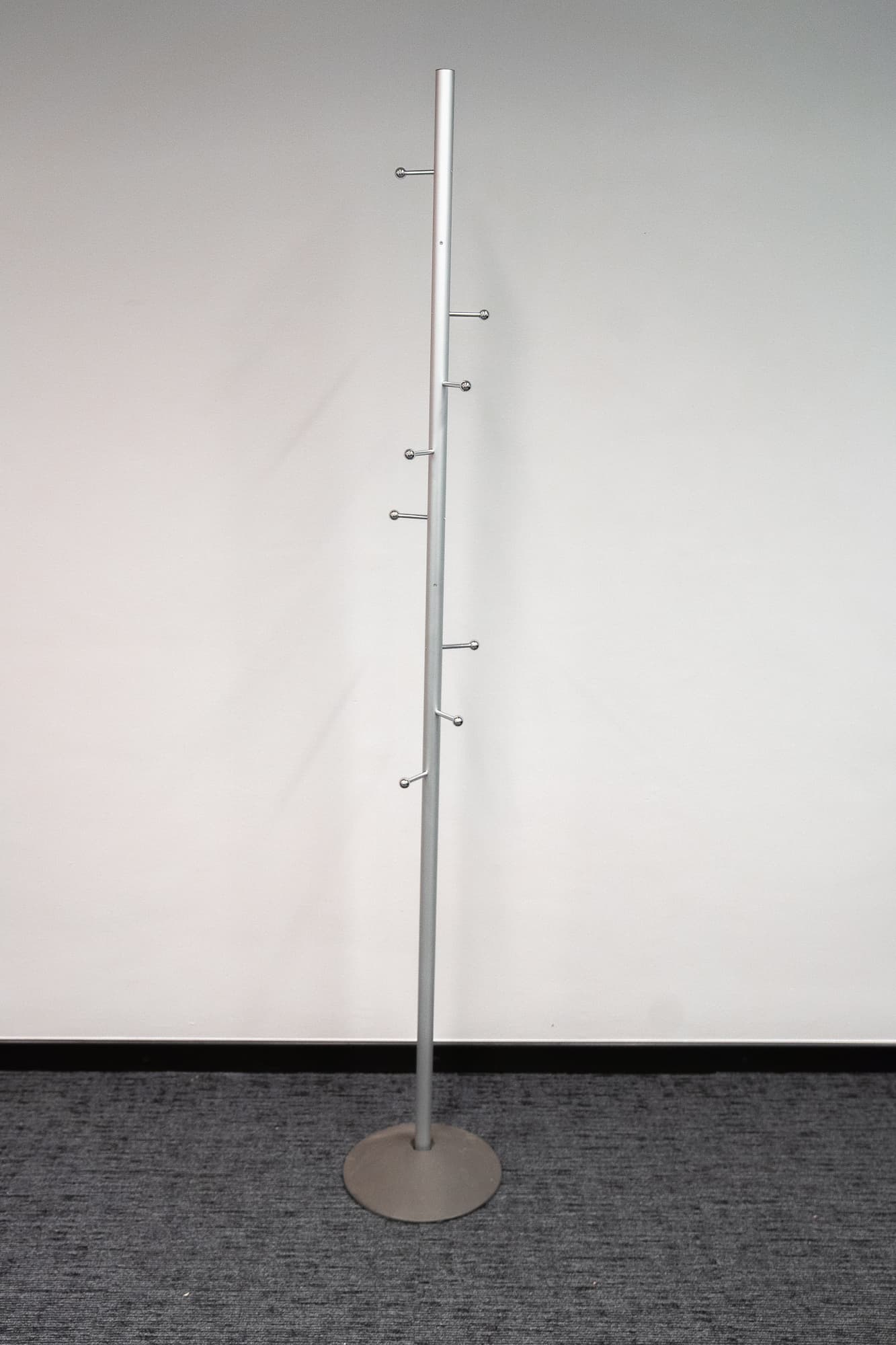 Porte manteaux gris métal avec boules en alu