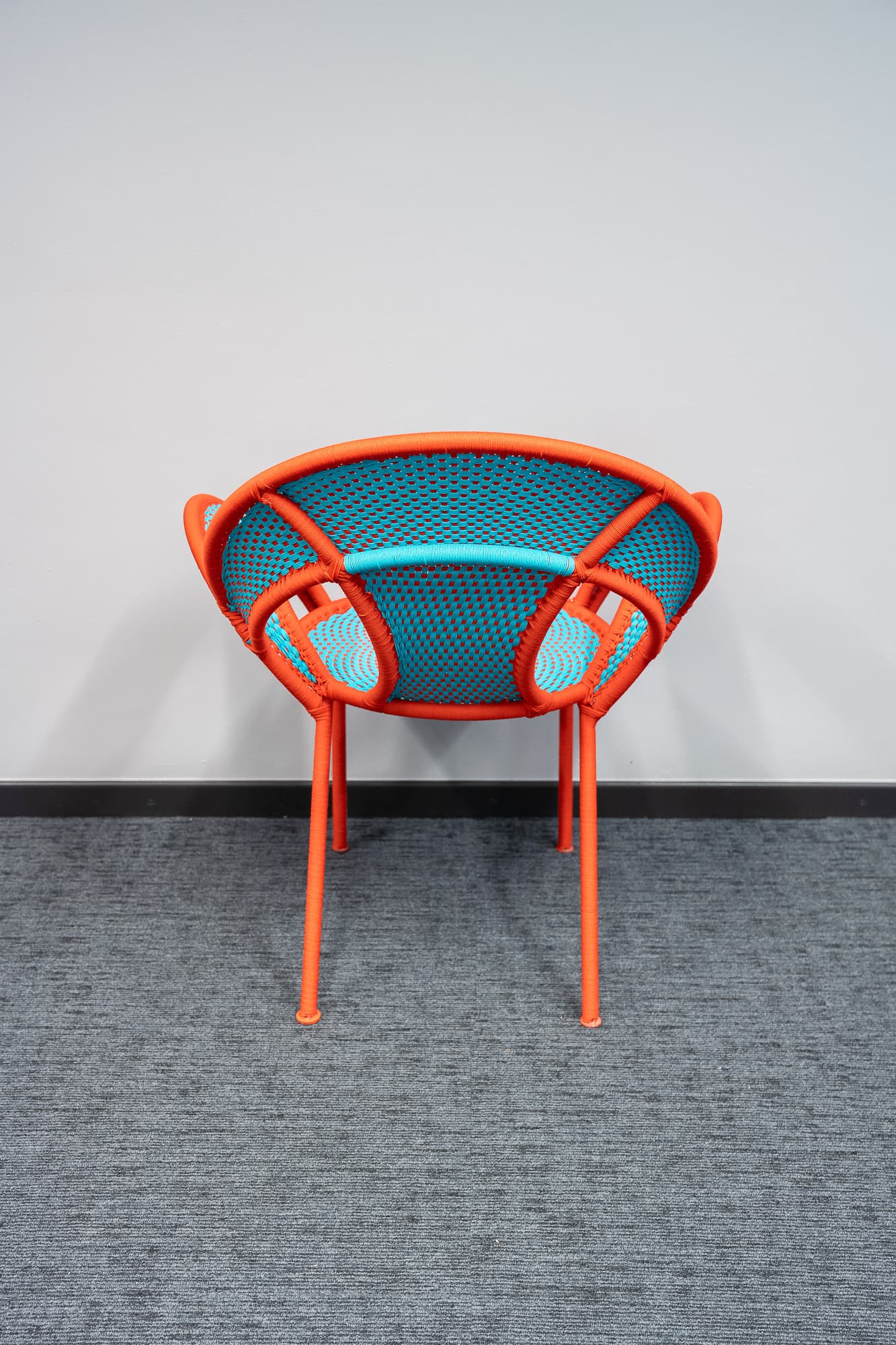 Chaise en osier turquoise et orange Moroso