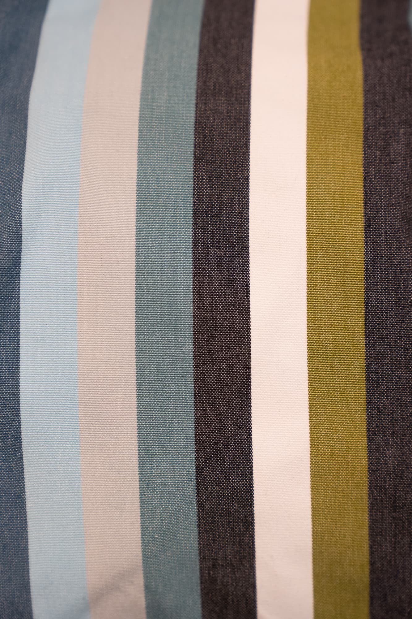 coussin à rayures multicolores