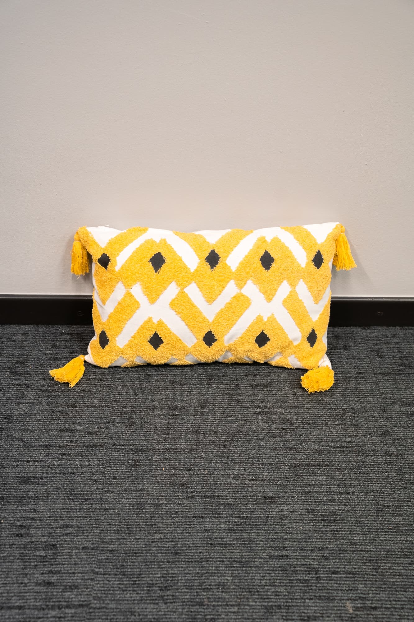 coussin rectangulaire blanc broderies jaune avec pompons