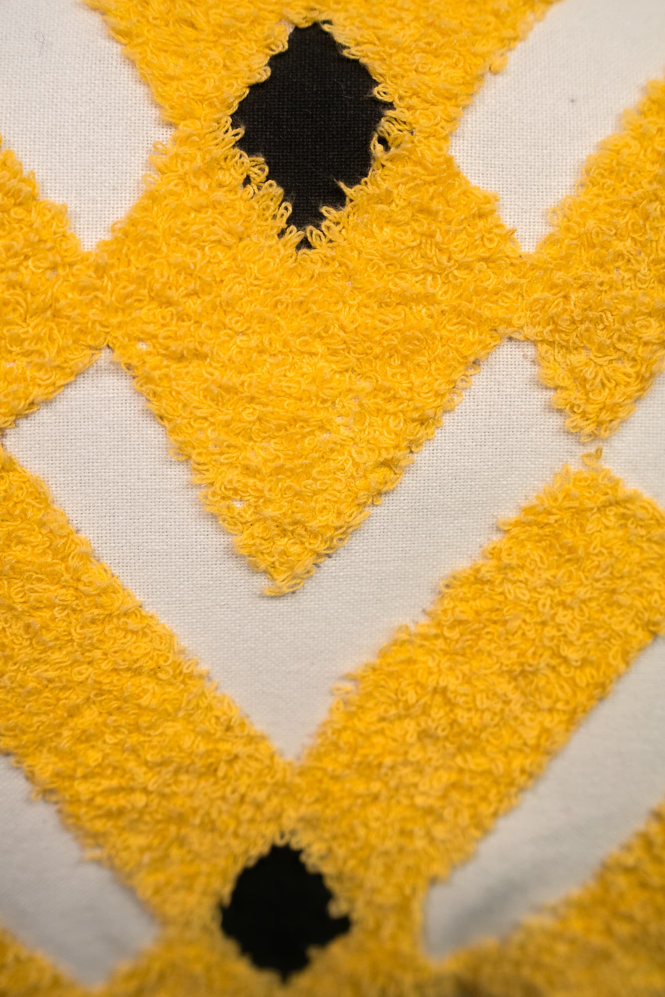 coussin rectangulaire blanc broderies jaune avec pompons-2