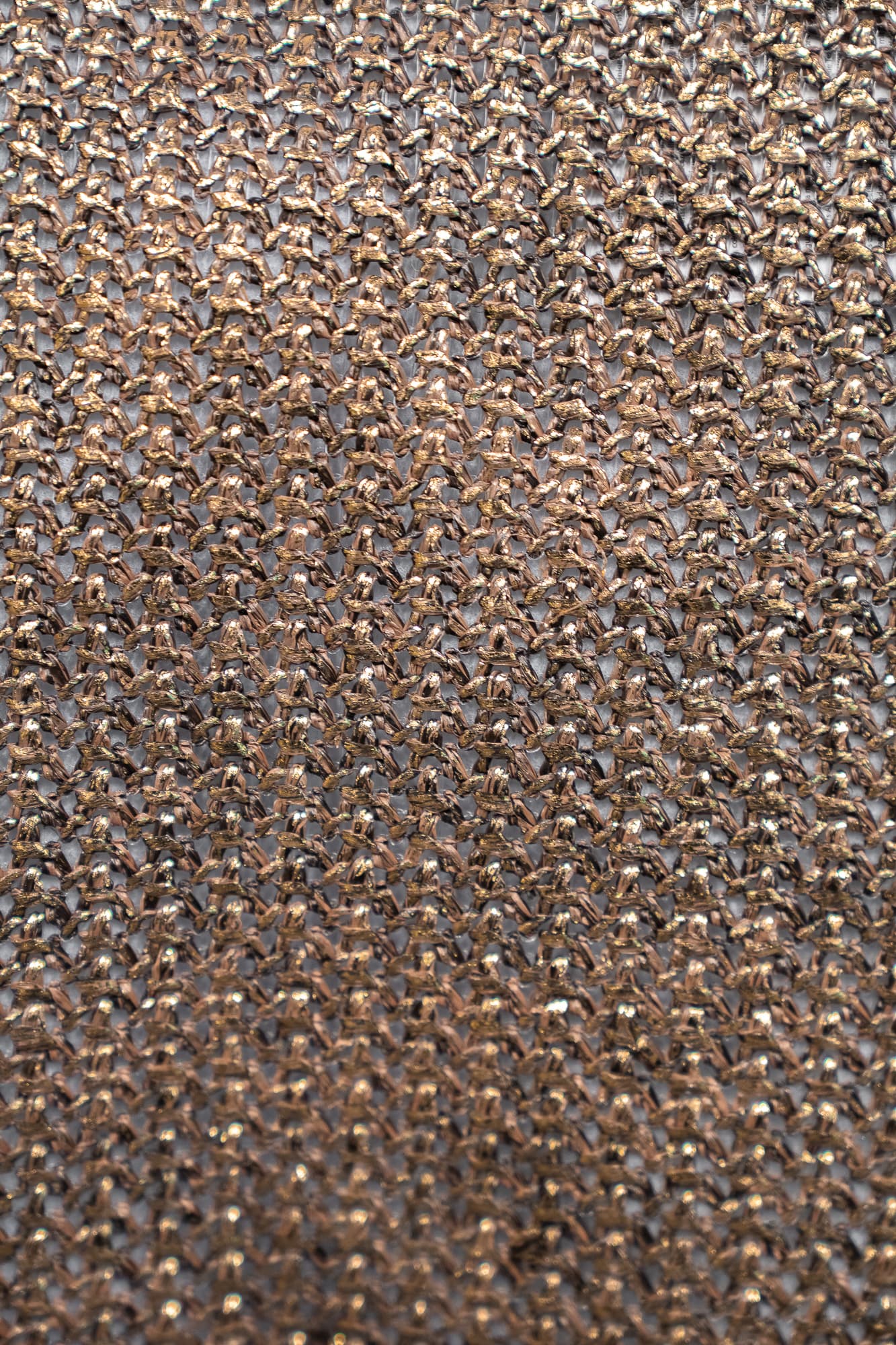 coussin avec motifs chaines en or-2