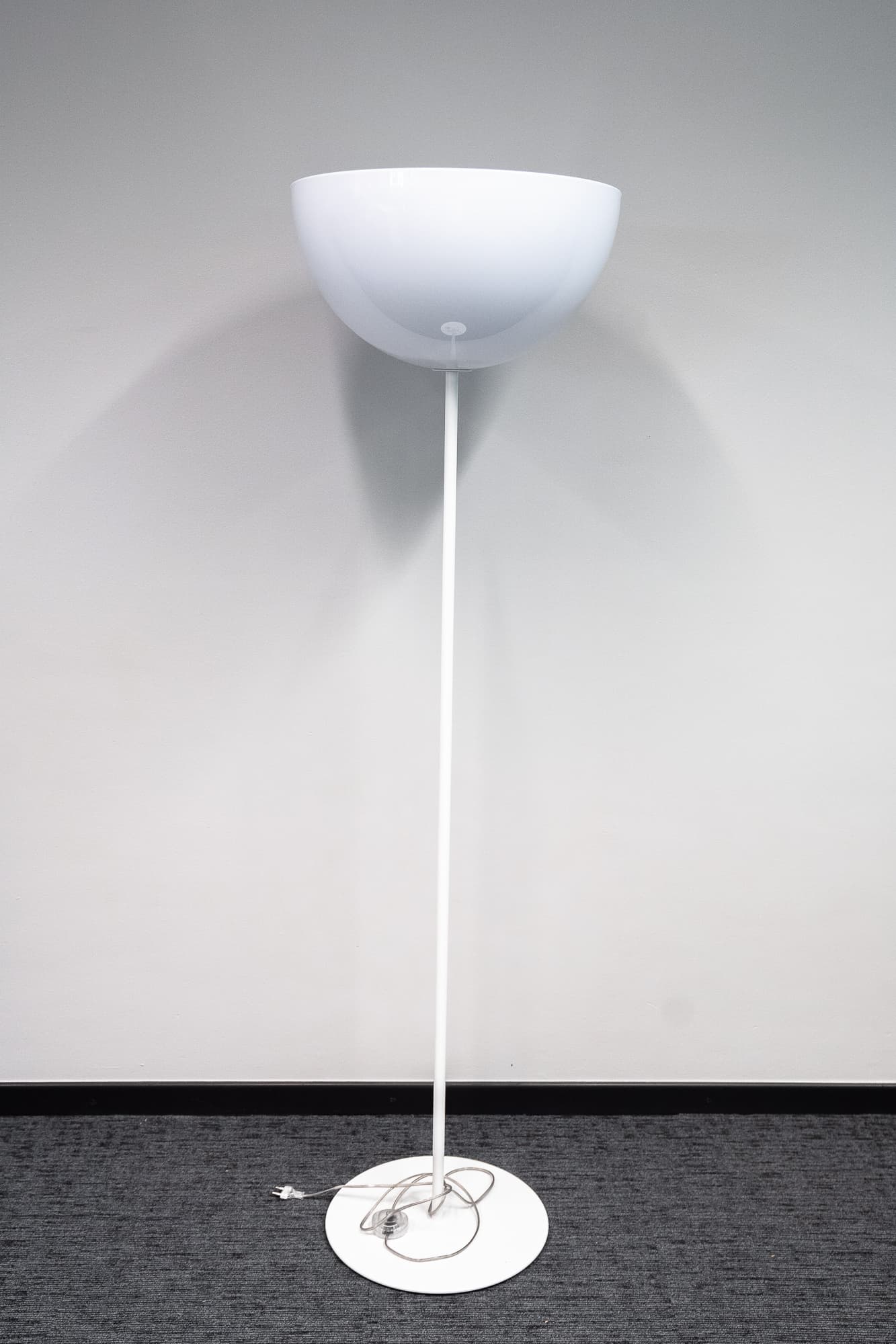 Witte lamp op voeten Hoed